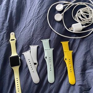 Apple Watch Series 3, 4 bands, 2 chargers